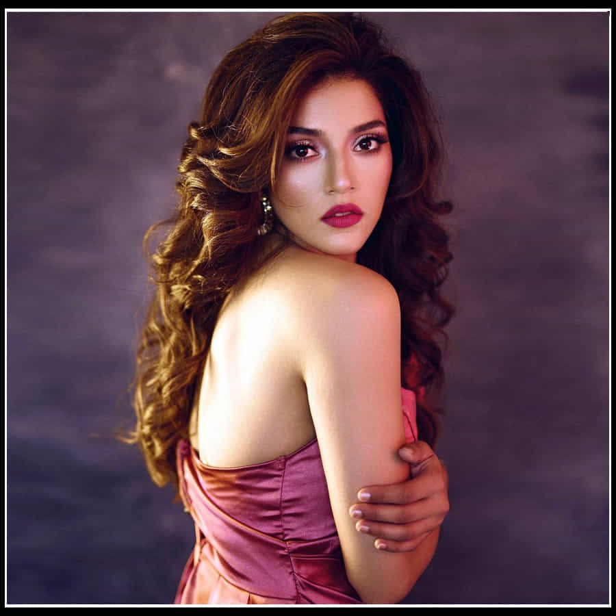 Mehreen Kaur Pirzada: సన్నజాజి తీగలా తళుక్కుమన్న మెహ్రీన్..