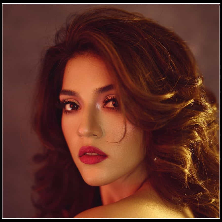 Mehreen Kaur Pirzada: సన్నజాజి తీగలా తళుక్కుమన్న మెహ్రీన్..