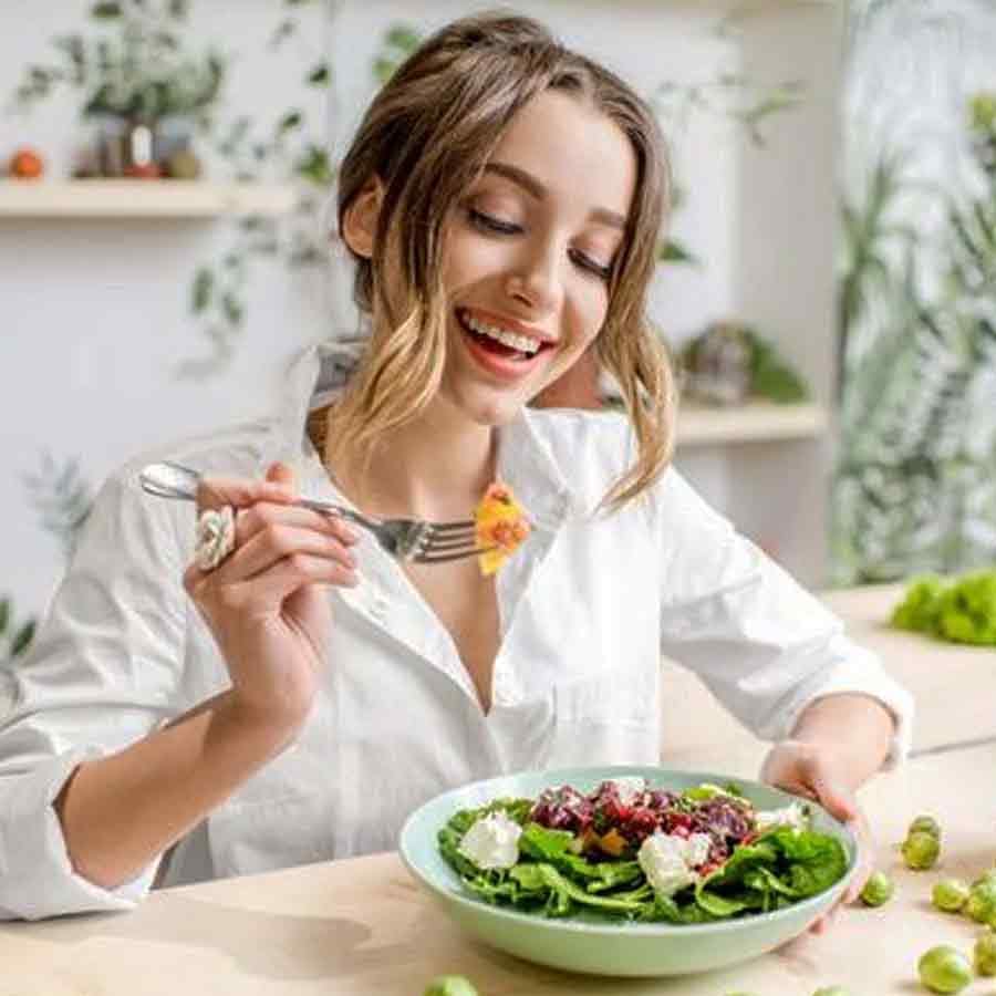 Migraine: సమయానికి ఆహారం తీసుకుంటే మెగ్రైనే సమస్య రాదని ఆరోగ్య నిపుణులు చెబుతున్నారు. ఉదయం 8 నుంచి 9 గంటల వరకు అల్పాహారం.. మధ్యాహ్నం 1 గంట నుంచి 1.30 గంటల వరకు భోజనం.. రాత్రి 8 గంటల వరకు భోజనం చేయడం వల్ల కొన్ని ఆరోగ్య సమస్యలు నివారించవచ్చు అని చెబుతున్నారు. అయితే, మెగ్రేన్ సమస్యకు ఇంట్లోనే చెక్ పెట్టొచ్చు అని కూడా చెబుతున్నారు. మరి అదెలాగో ఇప్పుడు తెలుసుకోండి..