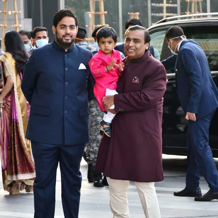 ఈ కార్యక్రమంలో, ముఖేష్ అంబానీ తన మనవడు పృథ్వీ , కొడుకు ఆకాష్ , కోడలు శ్లోకా మెహతాతో ఫోటోలకు పోజులిచ్చారు.