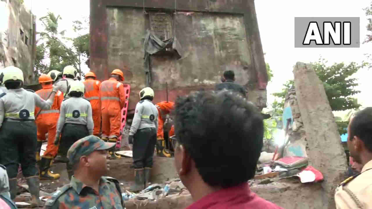 Mumbai: అర్ధరాత్రి కుప్పకూలిన నాలుగు అంతస్థుల భవనం.. ఒకరు మృతి.. శిథిలాల కింద 25 మంది..!