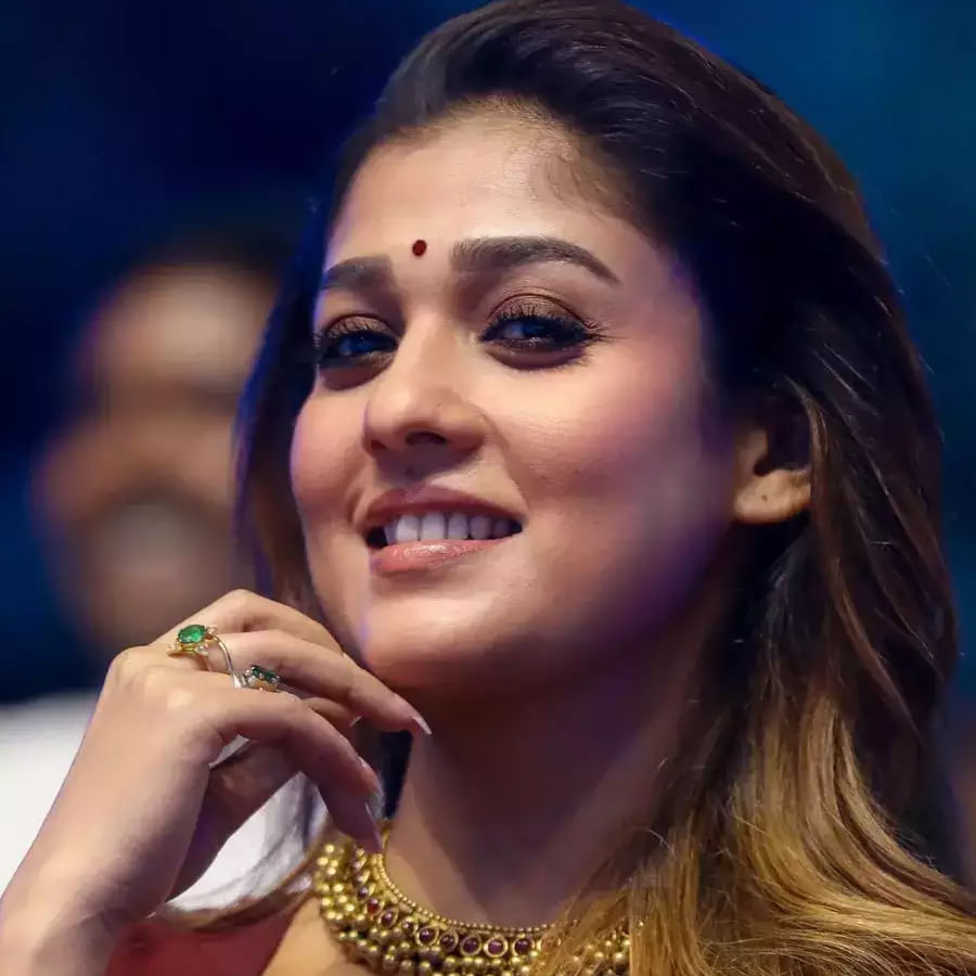  సినిమా ఇండస్ట్రీలో హీరోలకు సమానంగా కాకపోయినా భారీగా రెమ్యునరేషన్ తీసుకునే హీరోయిన్స్ లో నయనతార మొదటి స్థానంలో ఉన్నారు. 