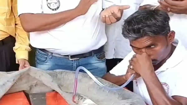 World Record : ఇదో సరికొత్త రికార్డు.. ముక్కు రంధ్రాలతో మూడు లారీ ట్యూబులకు గాలి నింపాడు..