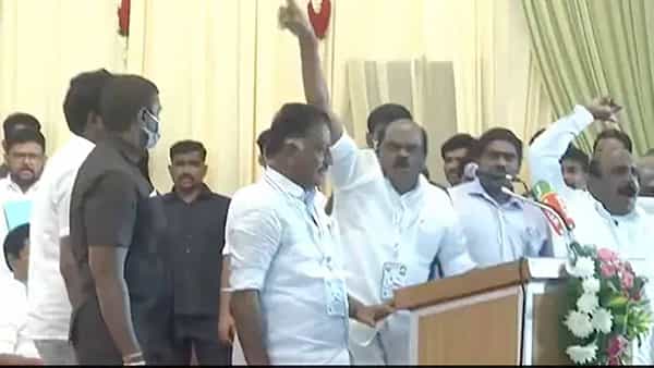Tamil Nadu: తమిళనాడులో రాజకీయ సమరం.. పన్నీర్ సెల్వంపైకి వాటర్ బాటిళ్లు విసిరిన ఈపీఎస్ వర్గం
