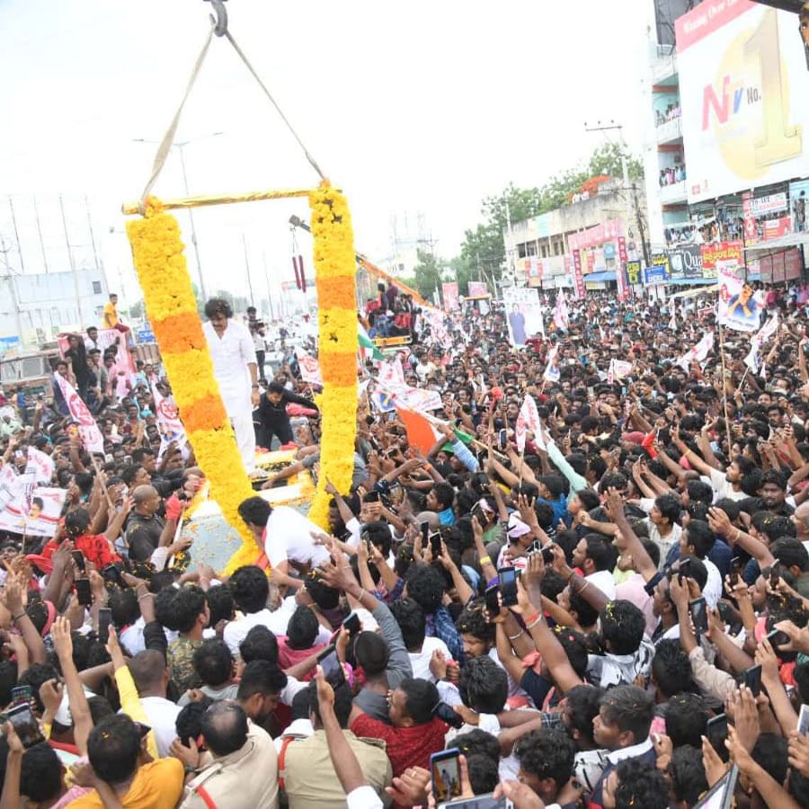 ఉమ్మడి ప్రకాశం జిల్లాలో పర్యటిస్తున్న పవన్ కళ్యాణ్ కు దారిలో ప్రజలు, పార్టీ నేతలు, కార్యకర్తలు ఘన స్వాగతం పలికాయి. 