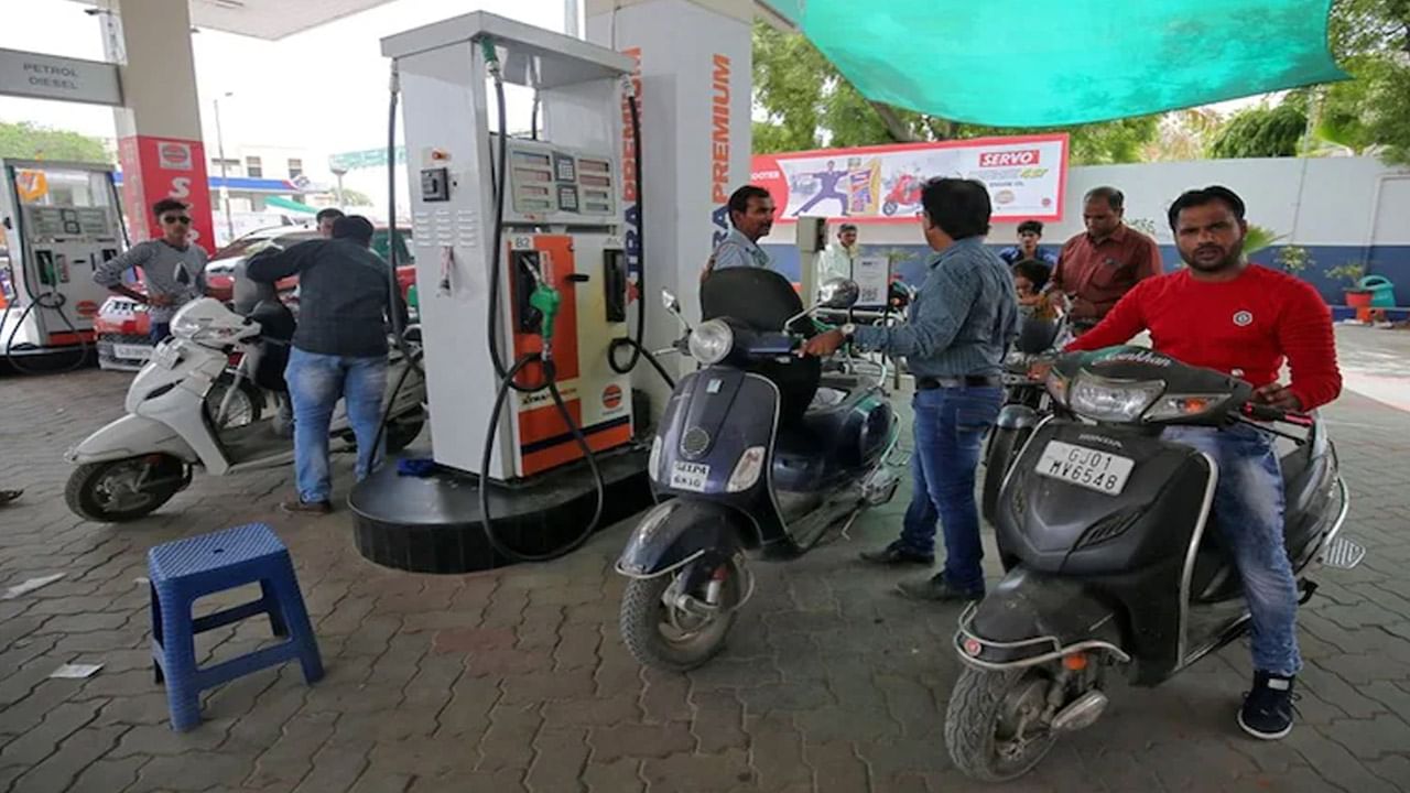 Petrol Price: దూకుడు మీదున్న క్రూడాయిల్‌ ధరలు.. అయినా స్థిరంగా కొనసాగుతోన్న పెట్రోల్‌, డీజిల్‌ ధరలు..