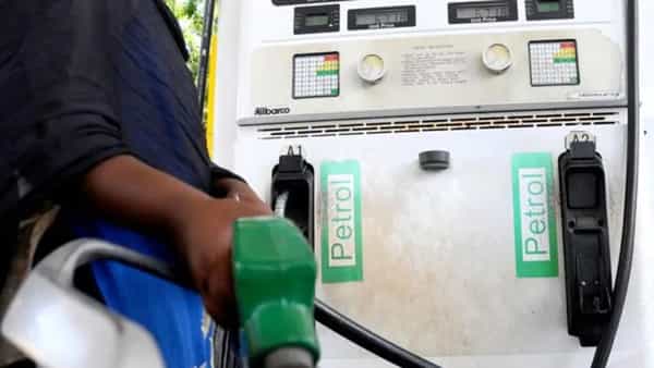 Petrol Diesel Price Today: పెట్రోల్, డీజిల్ ధరల్లో స్వల్ప మార్పులు.. తెలుగు రాష్ట్రాల్లో ఎలా ఉన్నాయంటే?