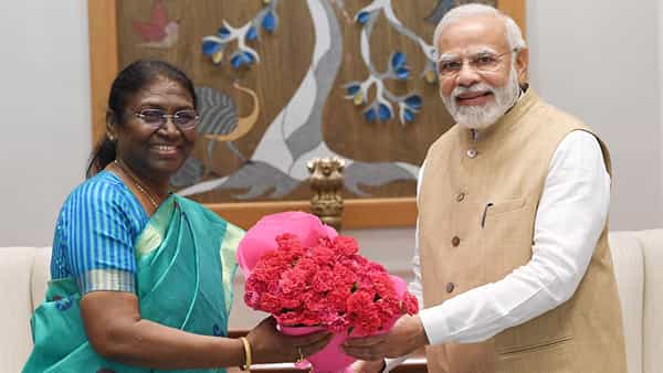 PM Modi Meets Droupadi Murmu: ఎన్డీయే రాష్ట్రపతి అభ్యర్థి ద్రౌపది ముర్ముతో భేటీ అయిన ప్రధాని మోదీ..