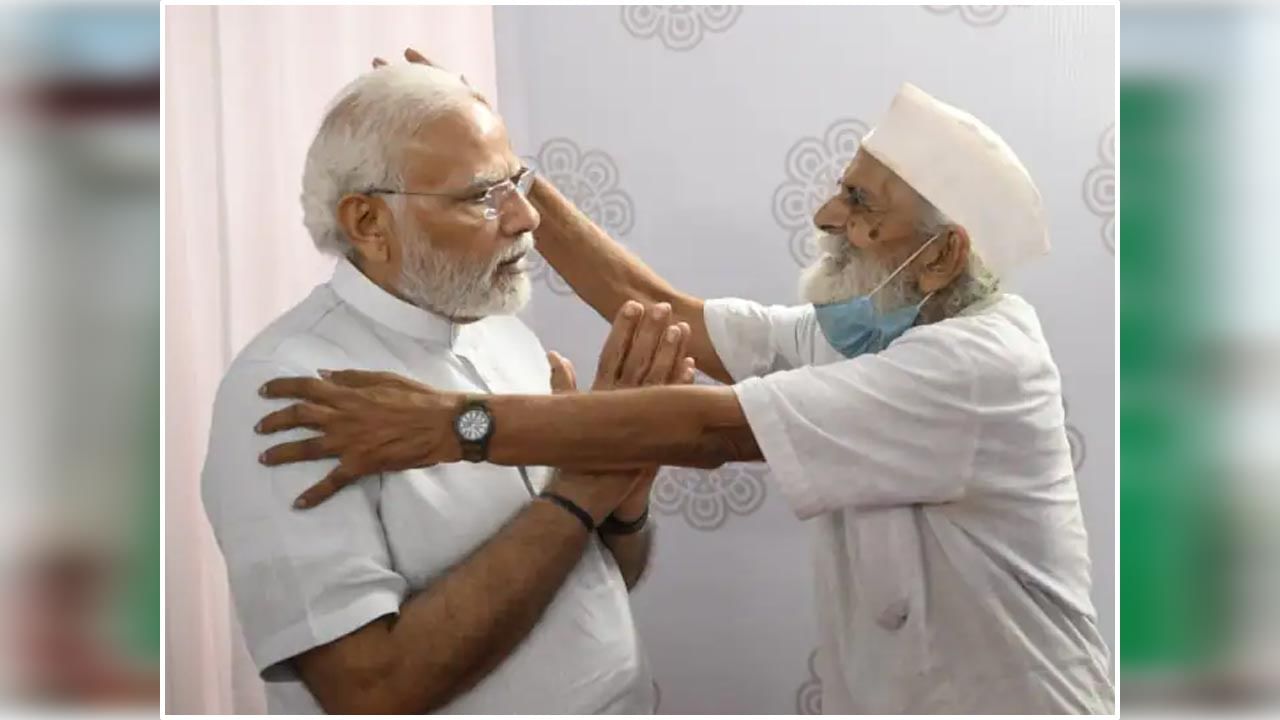 PM Modi Gujarat Visit: ఎంతగా ఎదిగావయ్యా మోదీ.. సోషల్ మీడియాను కుదిపేస్తున్న ఫోటో..