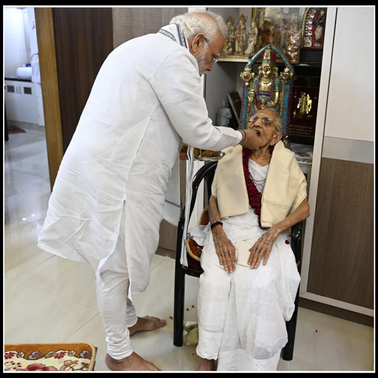 Pm Modi Mother Bday Photos: మాతృమూర్తి పుట్టిన రోజు సందర్భంగా తల్లికి పాదపూజ  చేసిన పీఎం మోడీ.. వైరల్ అవుతున్న ఫొటోస్.