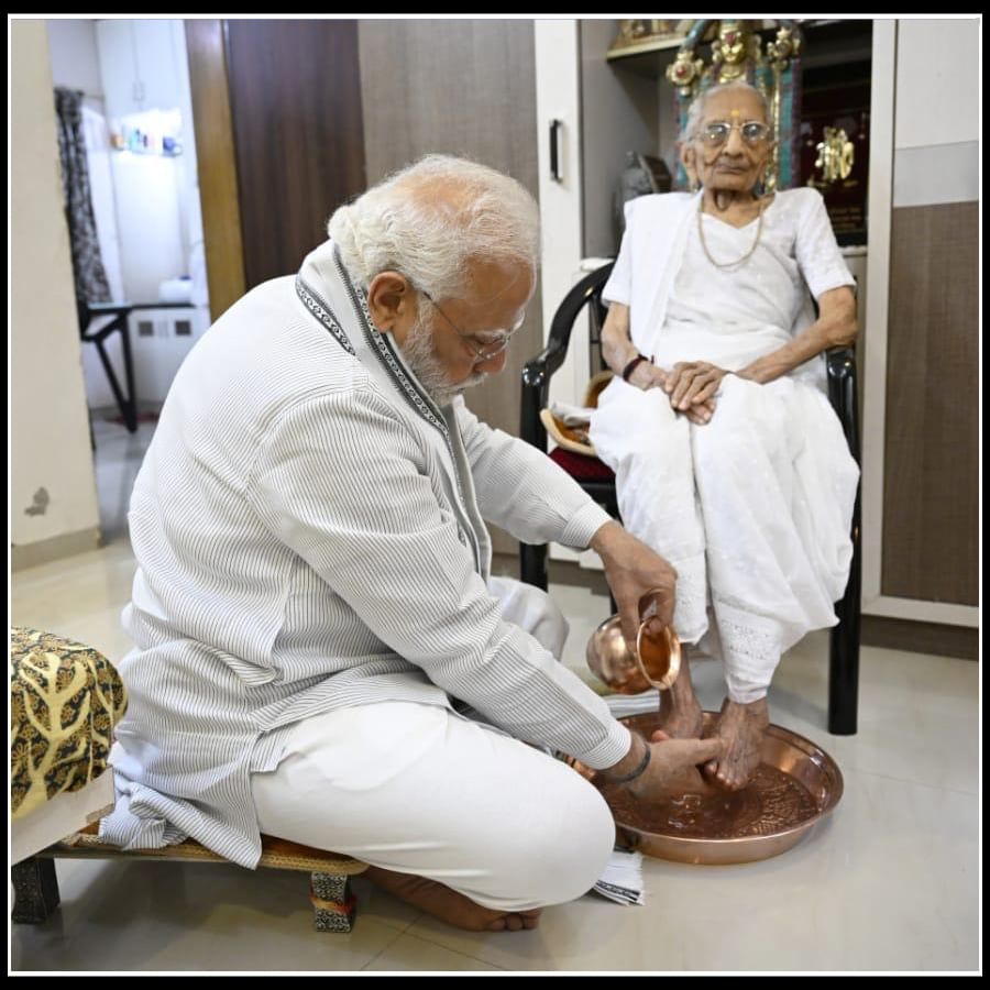 Pm Modi Mother Bday Photos: మాతృమూర్తి పుట్టిన రోజు సందర్భంగా తల్లికి పాదపూజ  చేసిన పీఎం మోడీ.. వైరల్ అవుతున్న ఫొటోస్.