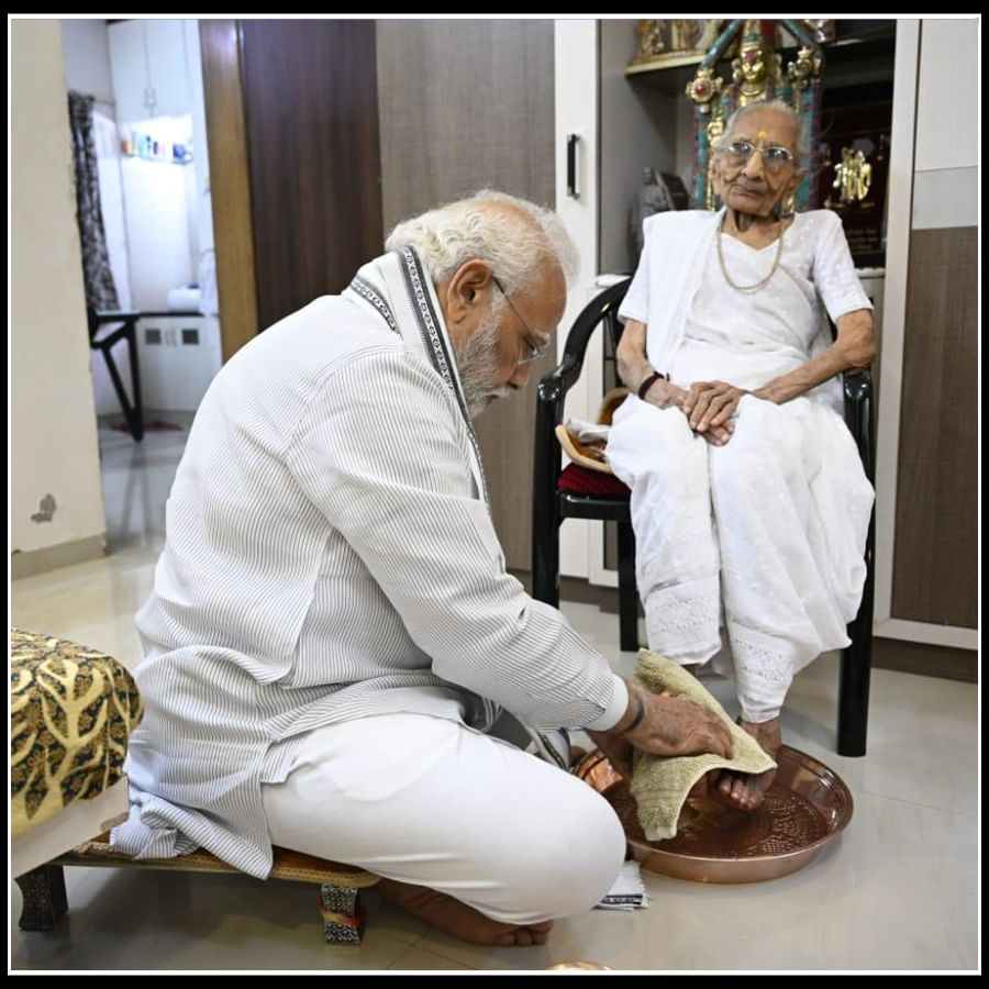 Pm Modi Mother Bday Photos: మాతృమూర్తి పుట్టిన రోజు సందర్భంగా తల్లికి పాదపూజ  చేసిన పీఎం మోడీ.. వైరల్ అవుతున్న ఫొటోస్.