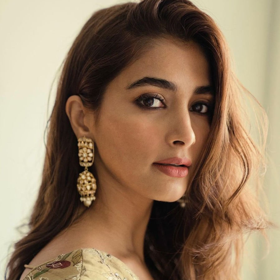 ఈ చిన్నది ప్రస్తుతం వరుస సినిమాలతో ఫుల్ బిజీగా ఉంది. త్వరలో విజయ్ దేవరకొండ తో కలిసి జనగణమన సినిమాలో నటిస్తుంది. ఈ సినిమాకు దాదాపు 5 కోట్లు తీసుకుంటుందని తెలుస్తుంది.  