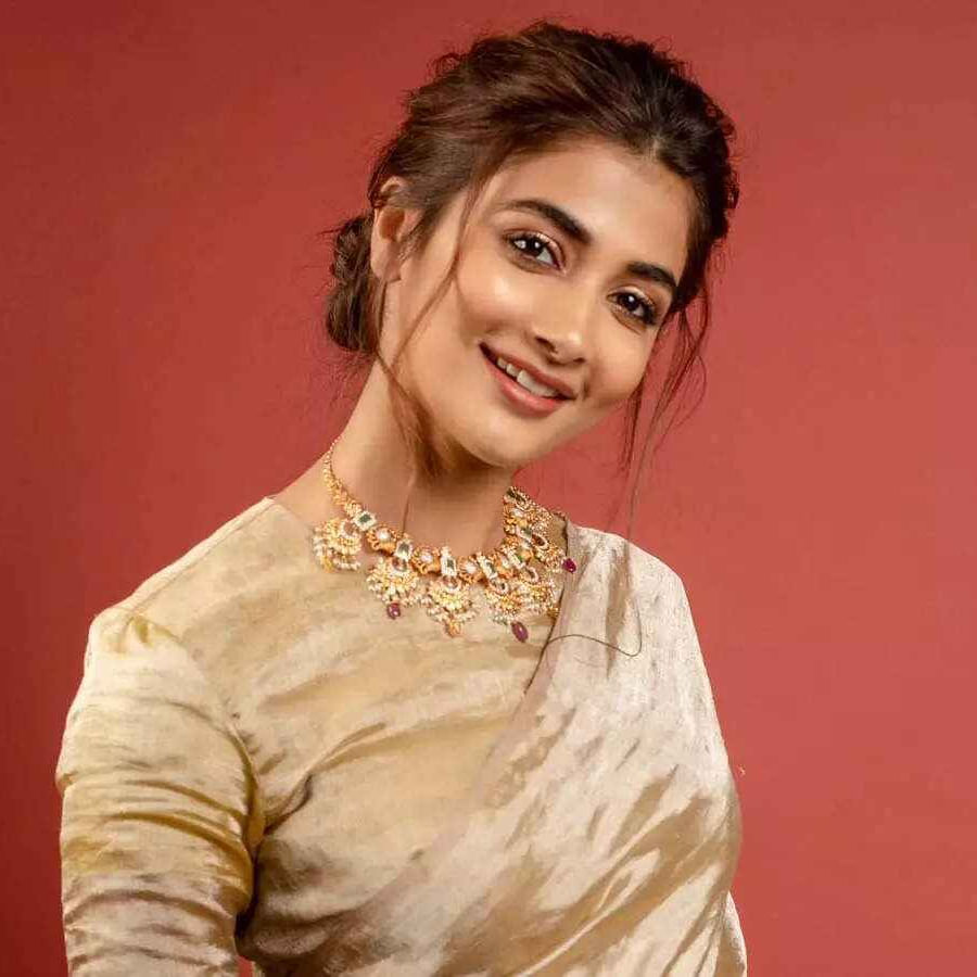 టాలీవుడ్ బుట్టబొమ్మ పూజా హెగ్డే (Pooja Hegde) ప్రస్తుతం ఫుల్ జోష్ మీదుంది. హిట్టు, ప్లాపులతో సంబంధం లేకుండా వరుస ఆఫర్లు అందుకుంటూ ఇండస్ట్రీలో సత్తా చాటుతుంది. 