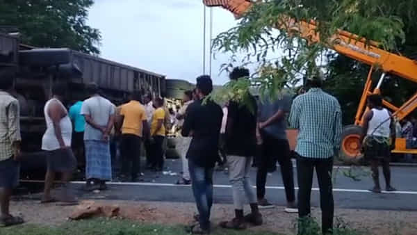 Prakasam Accident: ప్రకాశం జిల్లాలో ఘోర రోడ్డు ప్రమాదం.. ఒకరు మృతి, 20 మందికి గాయాలు..