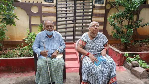 Hyderabad: హైదరాబాద్లో ప్రకంపనలు సృష్టిస్తున్న వృద్ధ జంట ధర్నా.. ఇంతకీ మ్యాటర్ ఏంటంటే..
