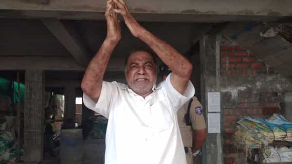 Vijayawada: కేశినేని నాని అన్యాయం చేశారు.. రోడ్డెక్కి ఆందోళనకు దిగిన ఎంపీ సొంత బాబాయి..