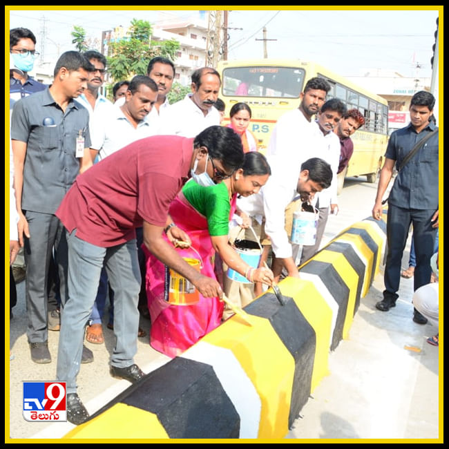 పెయింటర్ గ మారిన  మంత్రి పువ్వాడ అజయ్