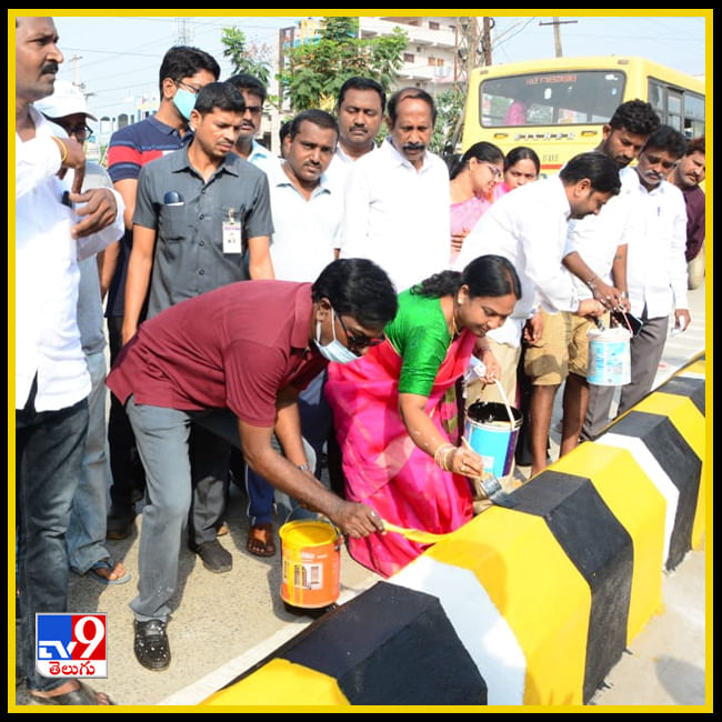 పెయింటర్ గ మారిన  మంత్రి పువ్వాడ అజయ్