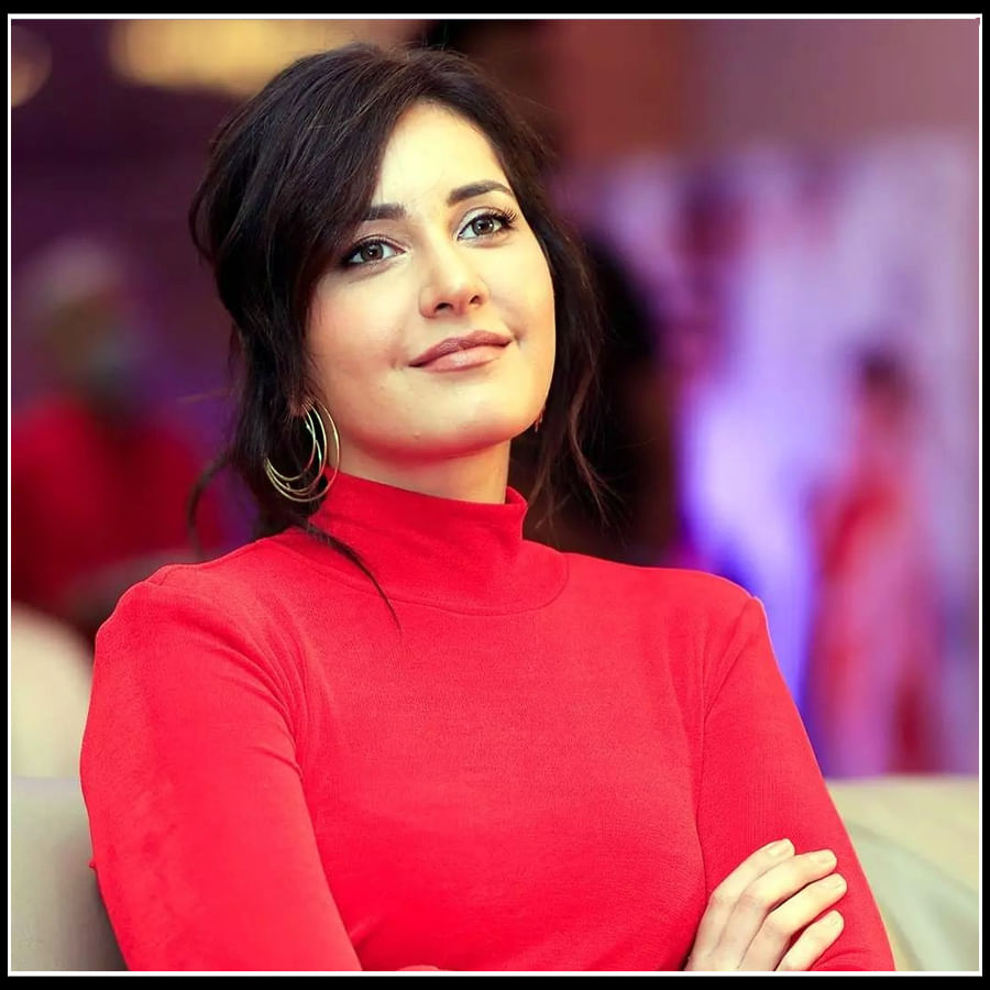 Raashi Khanna: రెడ్ డ్రస్ లో కుర్రకారుని కట్టిపడేస్తున్న రాశీ..