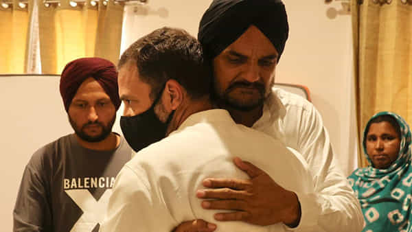 Rahul Gandhi: సిద్ధూ మూసేవాలా కుటుంబాన్ని పరామర్శించిన రాహుల్ గాంధీ.. కన్నీరుమున్నీరైన బాల్కౌర్.. వీడియో..
