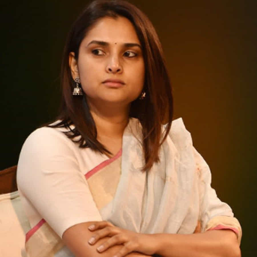 కన్నడ సినిమా ఇండస్ట్రీలో స్టార్ హీరోయిన్గా గుర్తింపు పొందిన ఆమె రాజకీయాల్లో కూడా తన అదృష్టం పరీక్షించుకున్నాడు. కాంగ్రెస్ ఎంపీగా సేవలందించారు. అయితే బీజేపీ అధికారంలోకి వచ్చాక రాజీనామా చేసింది.