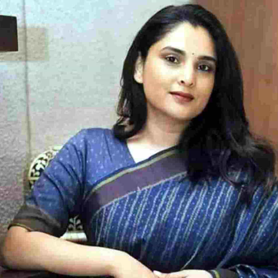 రక్షిత్ శెట్టి నటించిన చార్లీ 777 మూవీ నేడు(జూన్ 10) విడుదలైంది. నిన్న ఈ సినిమా ప్రివ్యూ చూసిన రమ్య.. సినిమా బాగుందంటూ సోషల్ మీడియాలో ఓ పోస్ట్ పెట్టింది. దీనికి ప్రీతమ్ ప్రిన్స్ అనే నెటిజన్ అశ్లీలమైన కామెంట్ చేశాడు. ఈక్రమంలోనే ప్రీతమ్ గతంలోనూ తనకు అసభ్యకర సందేశాలు పంపాడని, తరచూ ట్రోల్ చేస్తున్నాడంటూ బెంగళూరు పోలీసులకు ఫిర్యాదు చేసింది రమ్య.