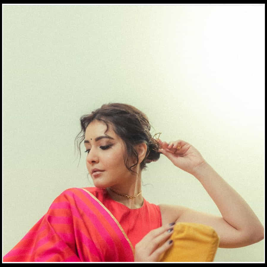 Raashi Khanna: నిండు చందమామలా మెస్మరైస్ చేస్తున్న బాబ్లీ బ్యూటీ రాశి ఖన్నా.. 