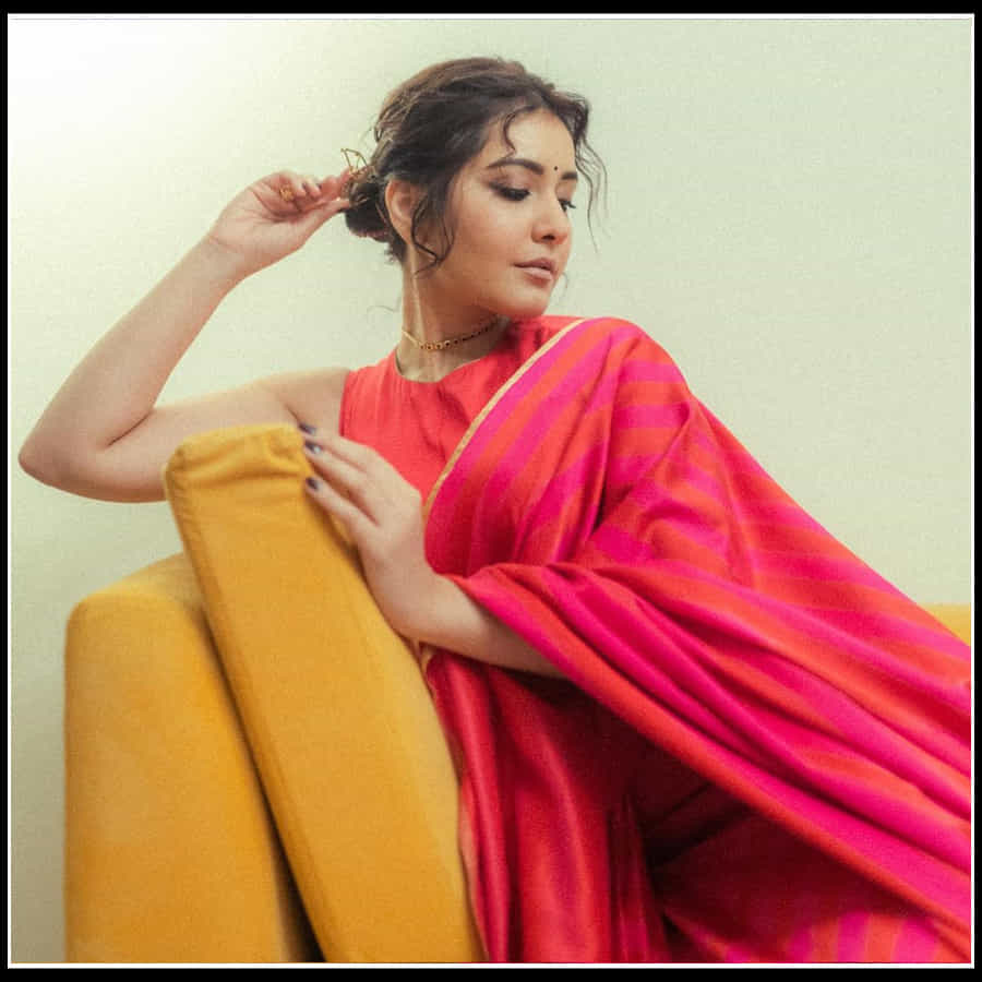 Raashi Khanna: నిండు చందమామలా మెస్మరైస్ చేస్తున్న బాబ్లీ బ్యూటీ రాశి ఖన్నా.. 