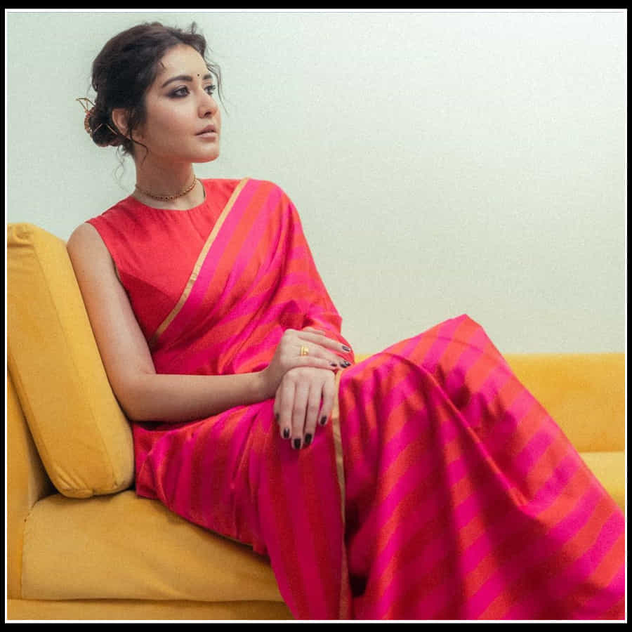 Raashi Khanna: నిండు చందమామలా మెస్మరైస్ చేస్తున్న బాబ్లీ బ్యూటీ రాశి ఖన్నా.. 