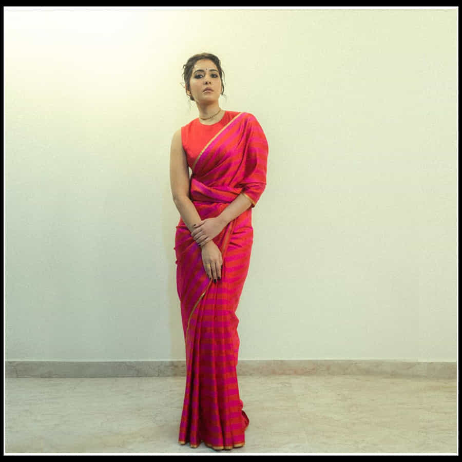 Raashi Khanna: నిండు చందమామలా మెస్మరైస్ చేస్తున్న బాబ్లీ బ్యూటీ రాశి ఖన్నా.. 