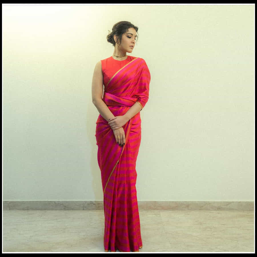 Raashi Khanna: నిండు చందమామలా మెస్మరైస్ చేస్తున్న బాబ్లీ బ్యూటీ రాశి ఖన్నా.. 