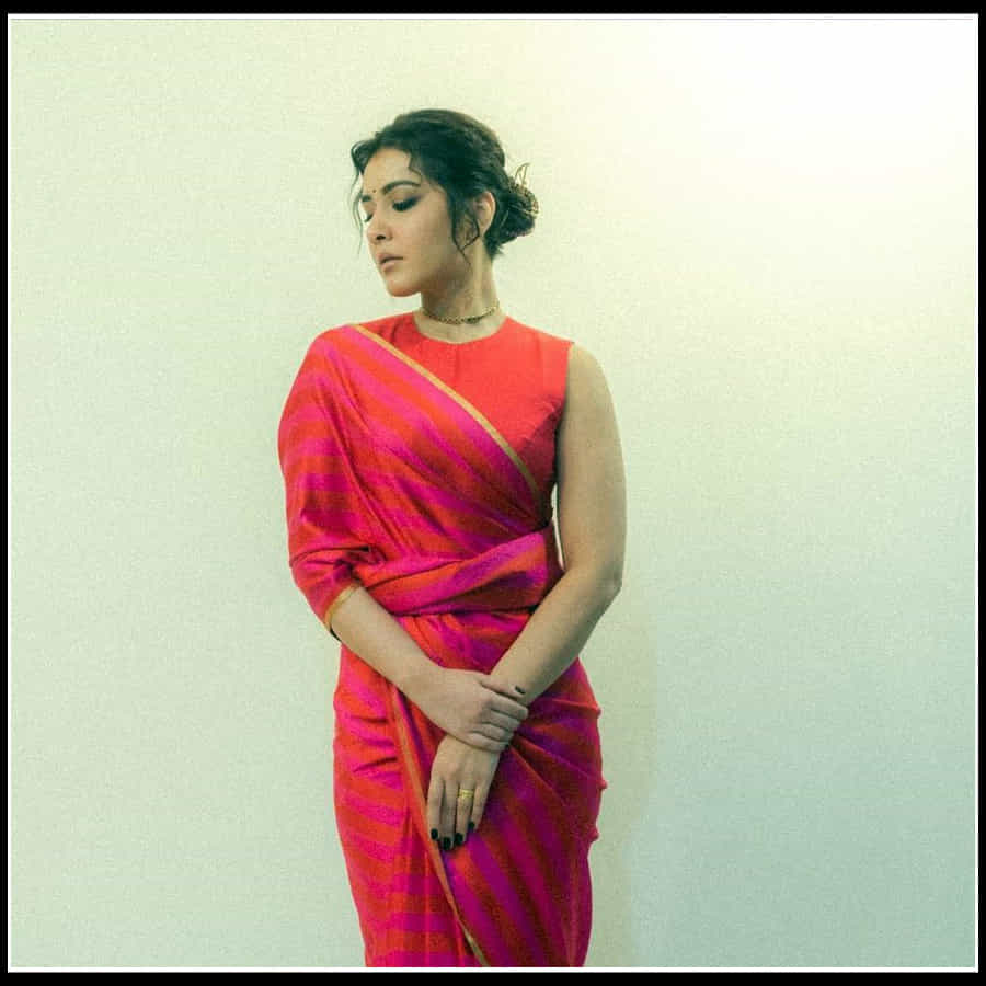 Raashi Khanna: నిండు చందమామలా మెస్మరైస్ చేస్తున్న బాబ్లీ బ్యూటీ రాశి ఖన్నా.. 
