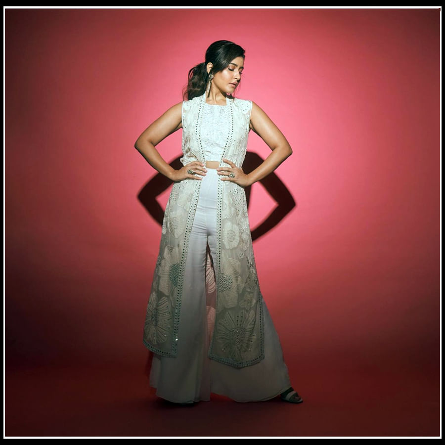 Raashi Khanna: కుర్రకారుని కట్టిపడేస్తున్న రాశీ..