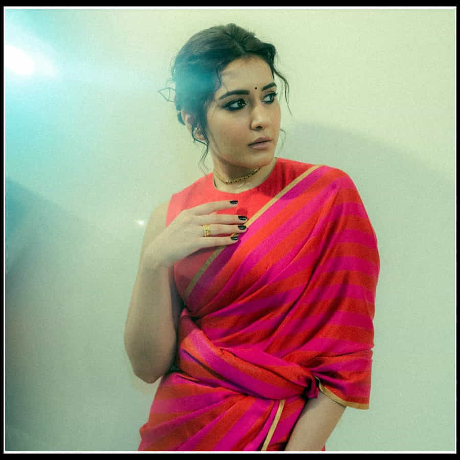 Raashi Khanna: నిండు చందమామలా మెస్మరైస్ చేస్తున్న బాబ్లీ బ్యూటీ రాశి ఖన్నా.. 