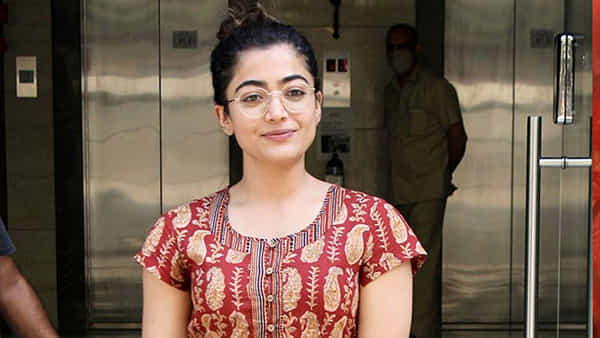 Rashmika Mandanna: సెక్యూరిటీ గార్డుపై రష్మిక సీరియస్.. సెల్ఫీ కోసం వచ్చిన అభిమానికి సపోర్ట్గా శ్రీవల్లి..
