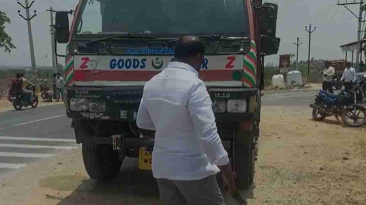 Road Accident: భువనగిరి జిల్లాలో ఘోర రోడ్డు ప్రమాదం.. ముగ్గురు దుర్మరణం..