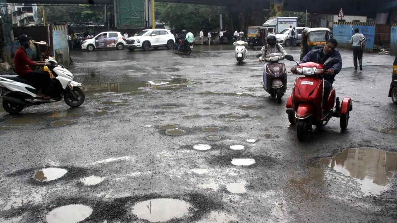 Bengaluru Potholes: బెంగళూరు రోడ్ల గుంతలపై రగడ.. సోషల్ మీడియాను షేక్ చేస్తున్న ఫోటోలు..