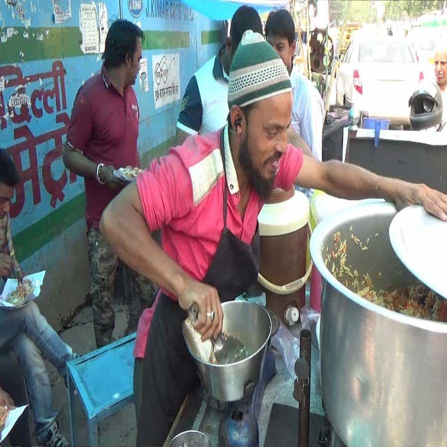 హైదరాబాద్‌లో నాలుగు ప్రదేశాల్లో ఈ రూ. 10 వెజ్ బిర్యానీ దొరుకుతుంది. ఉస్మానియా జనరల్ హాస్పిటల్, కోటి మహిళా కళాశాల బస్టాప్, GPO అబిడ్స్ బస్టాప్, సికింద్రాబాద్ రైల్వే స్టేషన్ దగ్గర ఈ 10 వెజ్ బిర్యానీ దొరుకుతుంది. ఈ ఏరియాల్లో రోజువారీ కూలీ కార్మికులు నుంచి వీధిలో పేదల వరకు అందరు ఈ బిర్యానీ స్టాల్స్ దగ్గర క్యూ కడతారు. పది రూపాయలకు మంచి టేస్టీ టీ కూడా రాని ఈరోజుల్లో ఏకంగా రుచికరమైన వెజ్ బిర్యానీని తినేసి.. రోజు గడిపేస్తారు. 