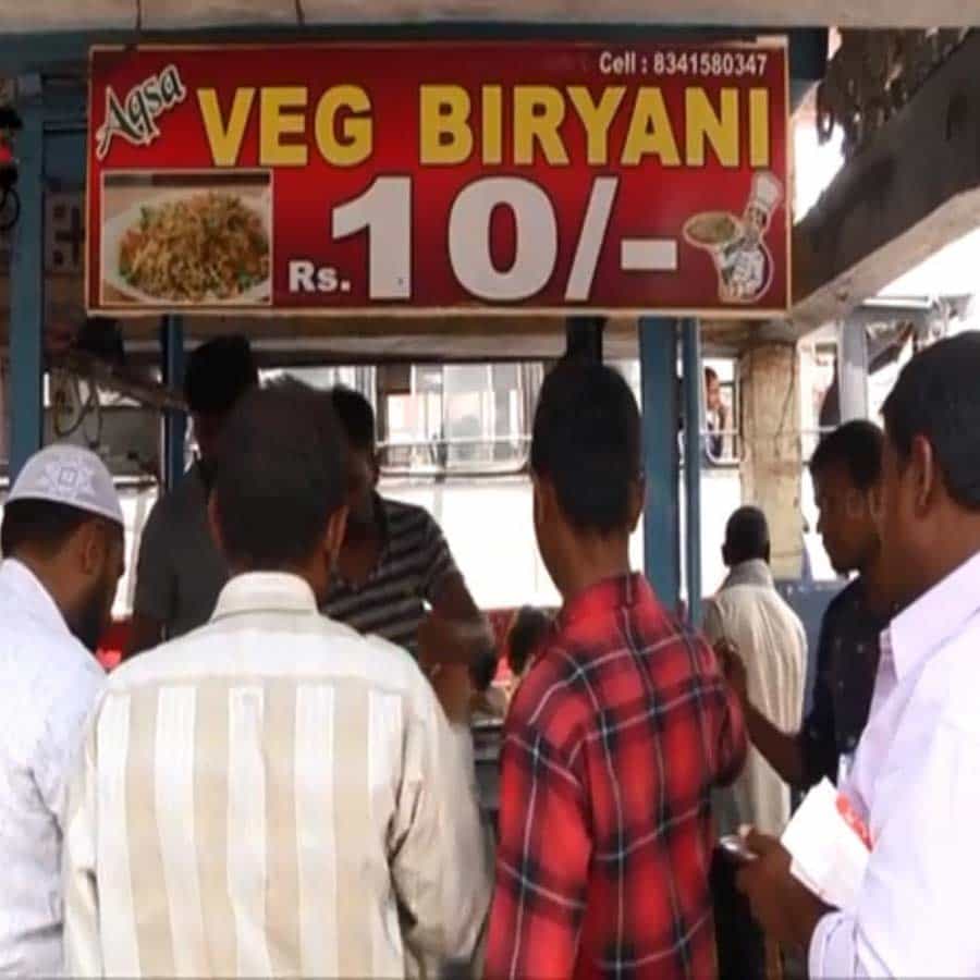 10 సంవత్సరాల క్రితం ఇఫ్తికర్ మోమిన్ ఈ ఫుడ్ స్టాల్ స్టార్ట్ చేసాడు. మొదట్లో ఇంకా చౌకగా రూ. 5 కే వెజ్ బిర్యానీని ఇచ్చేవారు. అయితే రోజు రోజుకీ ధరలు పెరిగేసరికి రూ. 10  చేసారు.  ఇప్పటికి కూడా రూ. 10 రేటుతోనే కస్టమర్స్ కు వెజ్ బిర్యానీని అందిస్తున్నారు. 
