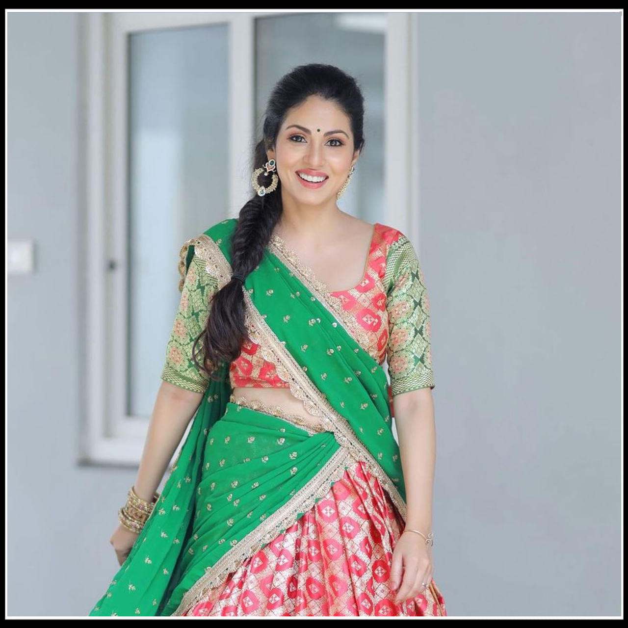 sadha: వన్నె తగ్గని వయ్యారి.. చిరునవ్వుతో మతిపొగోట్టే్స్తున్న హీరోయిన్ సదా..