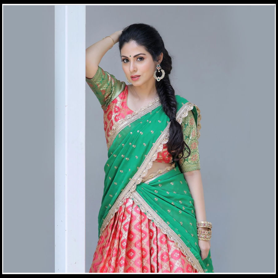 sadha: వన్నె తగ్గని వయ్యారి.. చిరునవ్వుతో మతిపొగోట్టే్స్తున్న హీరోయిన్ సదా..