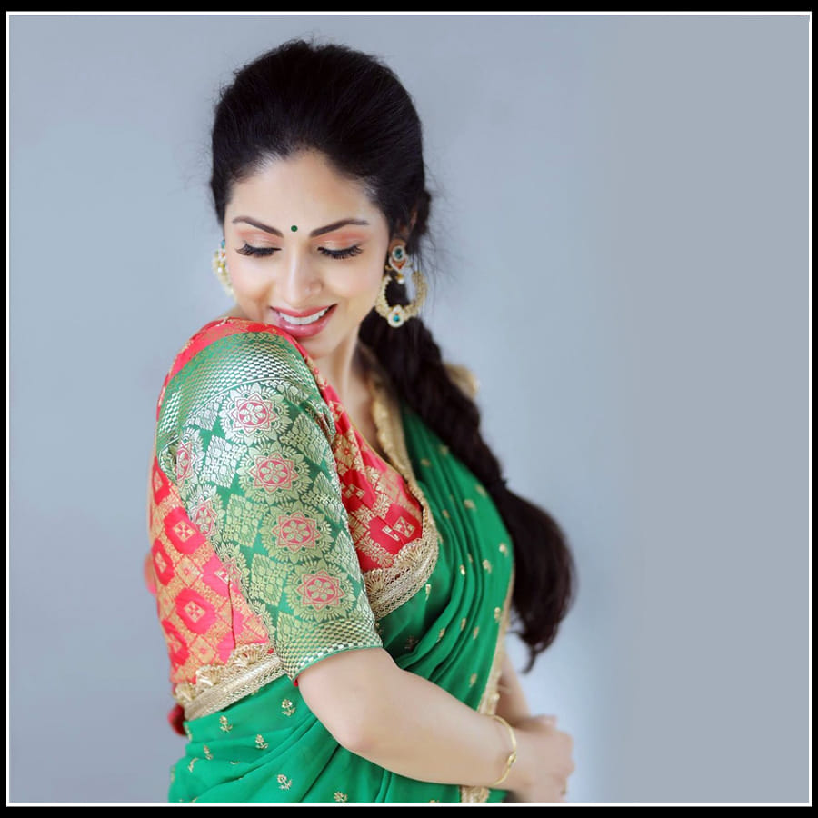 sadha: వన్నె తగ్గని వయ్యారి.. చిరునవ్వుతో మతిపొగోట్టే్స్తున్న హీరోయిన్ సదా..