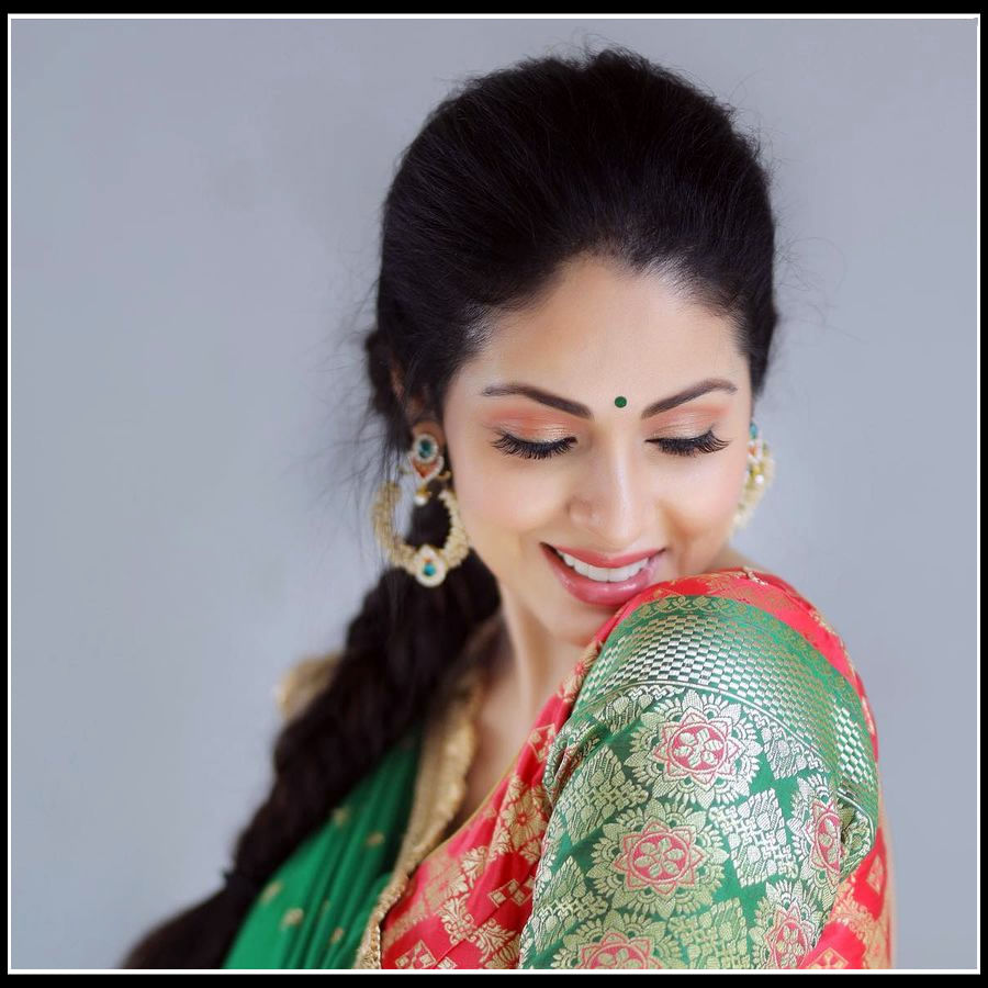 sadha: వన్నె తగ్గని వయ్యారి.. చిరునవ్వుతో మతిపొగోట్టే్స్తున్న హీరోయిన్ సదా..