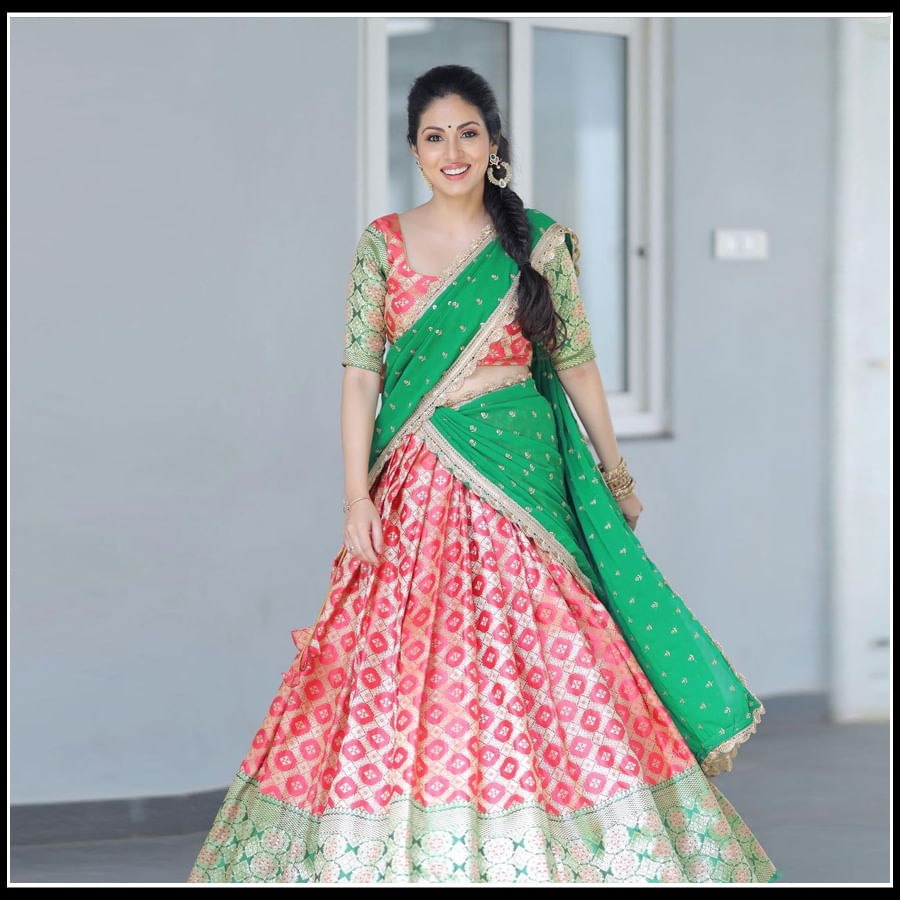 sadha: వన్నె తగ్గని వయ్యారి.. చిరునవ్వుతో మతిపొగోట్టే్స్తున్న హీరోయిన్ సదా..