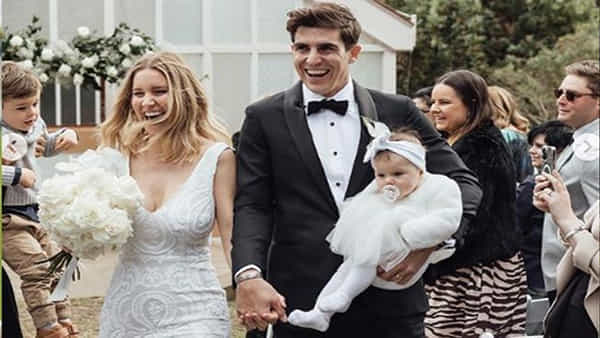 Sean Abbott: కన్నబిడ్డ సమక్షంలో ప్రేయసిని పెళ్లాడిన సన్రైజర్స్ ఫాస్ట్ బౌలర్.. నెట్టింట్లో వైరల్ ఫొటోలు..