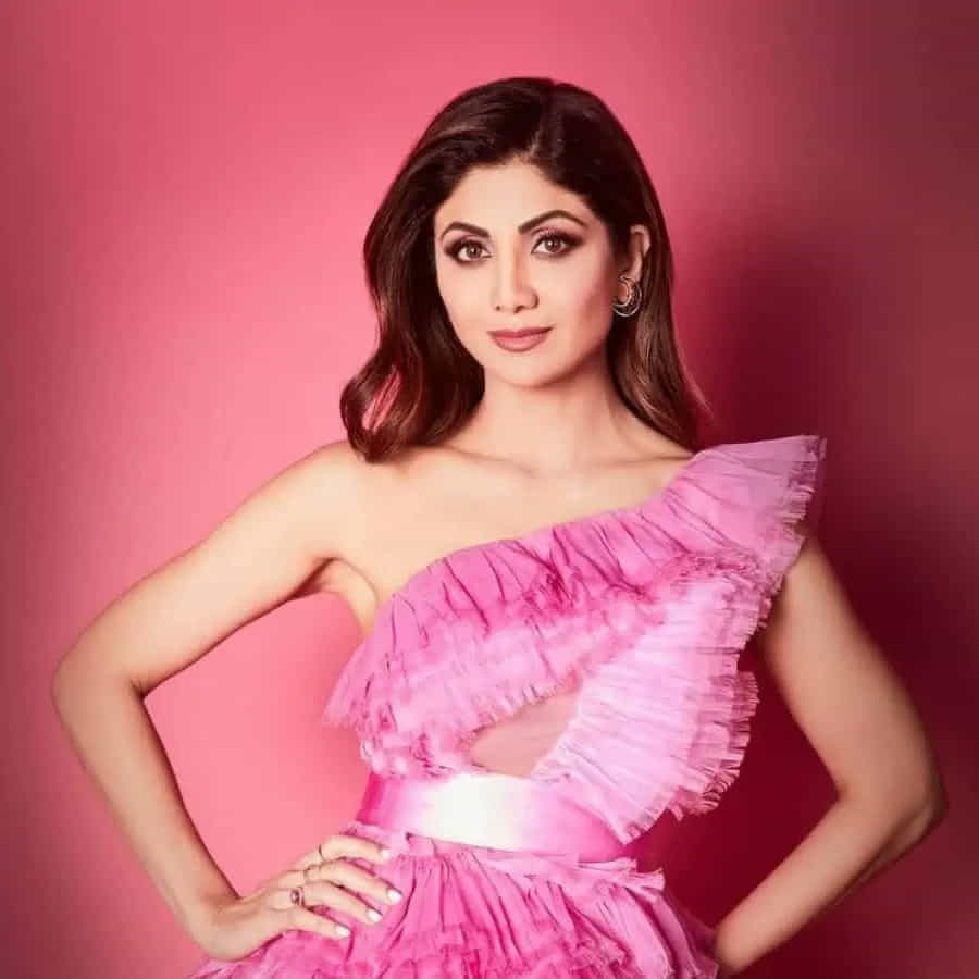 బాలీవుడ్ బ్యూటీ శిల్పాశెట్టి పుట్టిన రోజు నేడు.