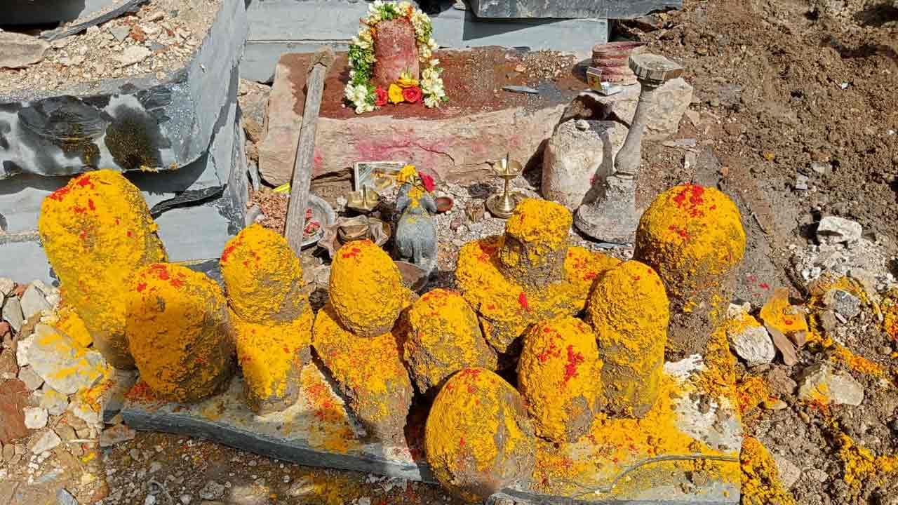 Andhra Pradesh: నంద్యాల జిల్లా విచిత్ర ఘటన.. తవ్విన కొద్దీ బయపడుతున్న శివలింగాలు..!