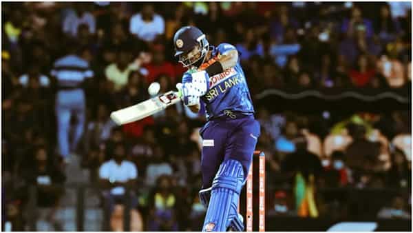 SL vs AUS: విజయానికి 18 బంతుల్లో 59 పరుగులు.. 200+ స్ట్రైక్ రేట్తో ఆసీస్ బౌలర్లను దంచికొట్టిన లంక సారథి..