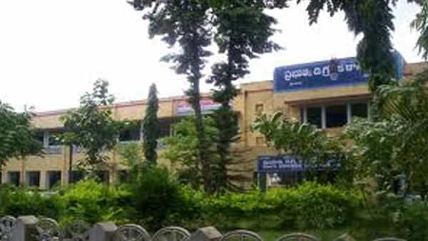 Andhra Pradesh: పేపర్ దిద్దేందుకా.. బబ్లింగ్ చేసేందుకా.. ఎవాల్యుయేషన్ రూమ్ లో స్టూడెంట్ కలకలం